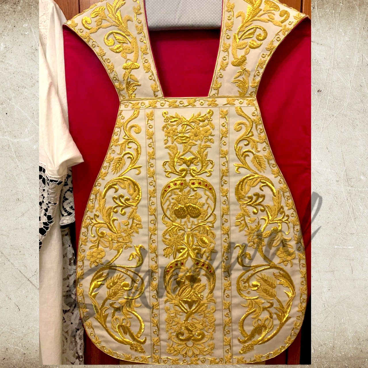 Roman Fiddleback Catholic Chasuble low Mass Completely Church vestments priest set.